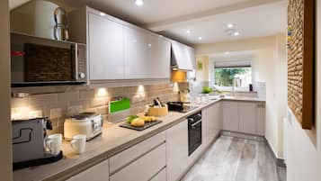 Feriehus | Privat køkken | Køleskab, opvaskemaskine, køkkentøj/tallerkener/redskaber