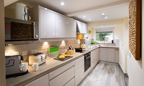 Feriehus | Privat køkken | Køleskab, opvaskemaskine, køkkentøj/tallerkener/redskaber