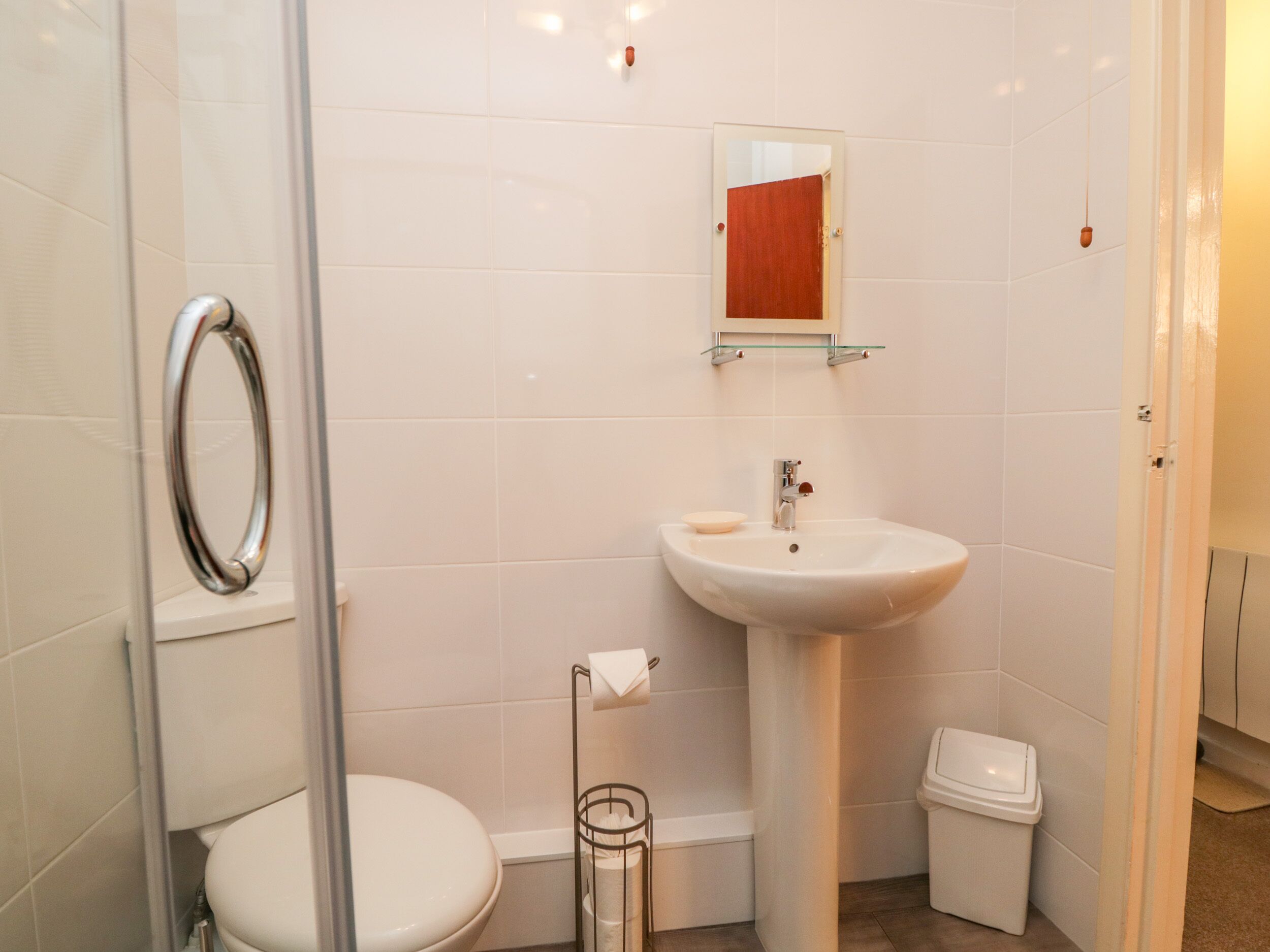 Une salle de bain équipée de toilettes, d’un lavabo et d’une douche.