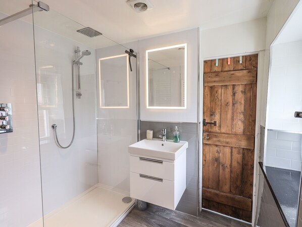 Cottage | Bathroom | Shower - Blease Garth (Keswick)