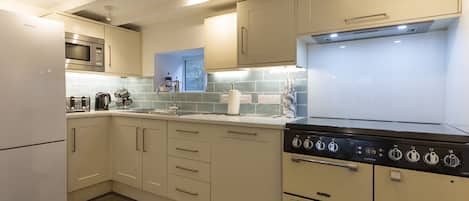 Cottage | Private kitchen | Fridge, dishwasher, electric kettle, toaster