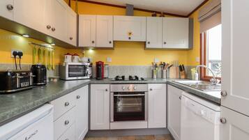 Cottage | Bếp riêng | Tủ lạnh, máy rửa bát, ấm điện, lò nướng bánh mì