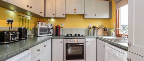 Cottage | Private kitchen | Fridge, dishwasher, electric kettle, toaster