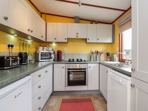Cottage | Private kitchen | Fridge, dishwasher, electric kettle, toaster - 4 Country View Park (Faversham)