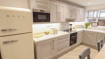 Frigorífico, lavavajillas, hervidor eléctrico y tostadora