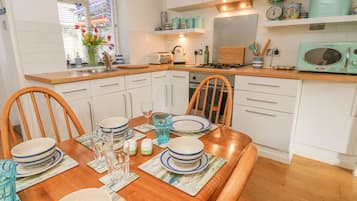Cottage | Private kitchen | Fridge, dishwasher, cookware/dishes/utensils