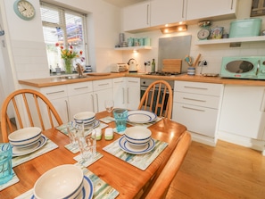 Cottage | Private kitchen | Fridge, dishwasher, cookware/dishes/utensils