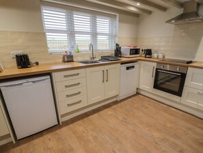 Cottage | Private kitchen | Fridge, dishwasher, electric kettle, toaster