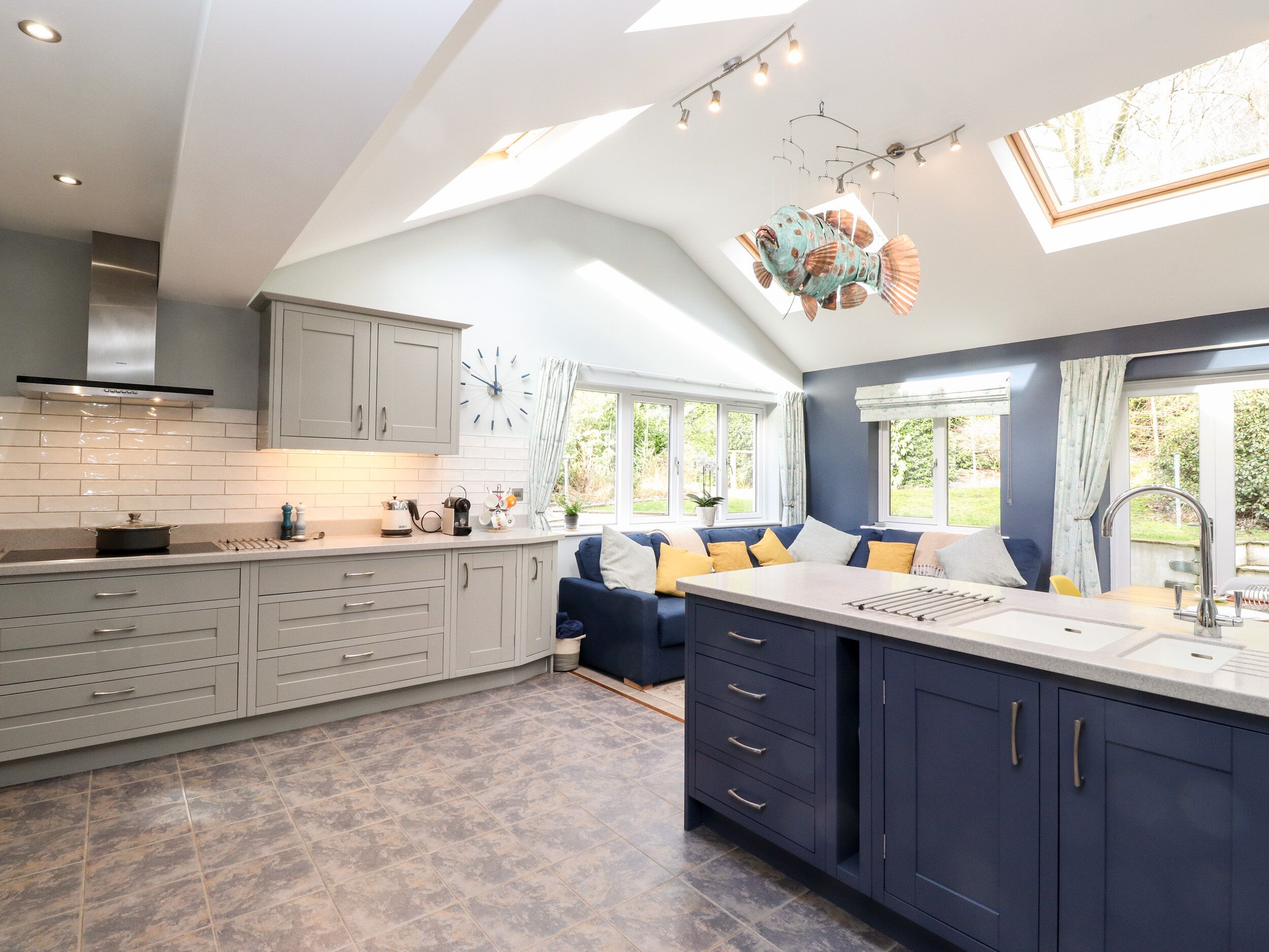 Refrigerador, lavavajillas, utensilios de cocina