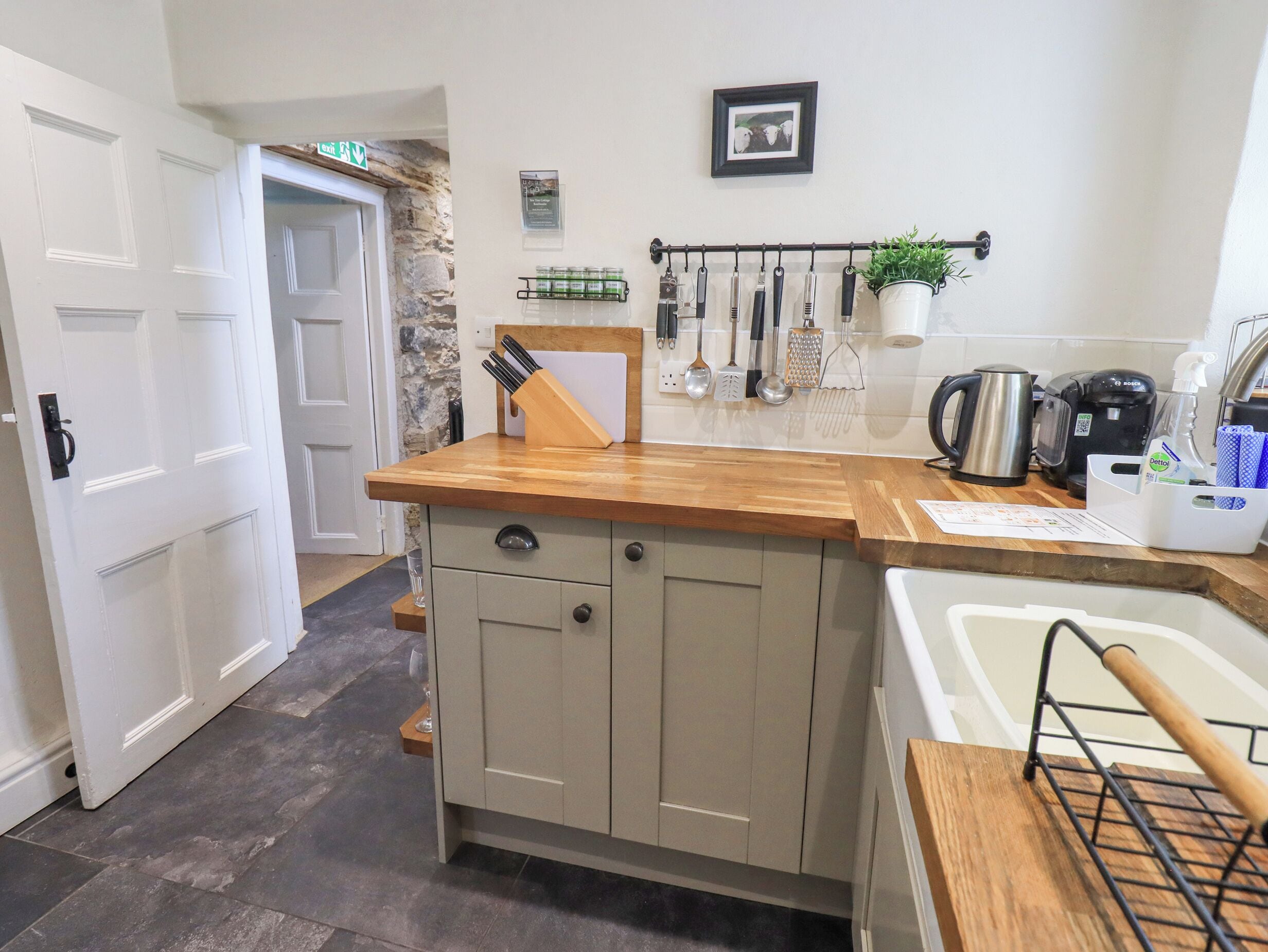 Cottage | Private kitchen | Fridge, dishwasher, cookware/dishes/utensils