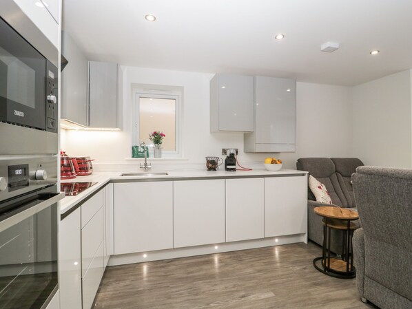 Cottage | Interior - Flat 2, 38 Preston Road (Weymouth)