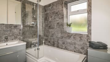 Cottage | Bathroom | Shower