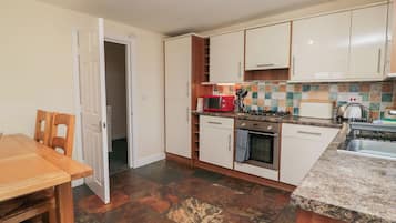 Cottage | Private kitchen | Fridge, dishwasher, cookware/dishes/utensils