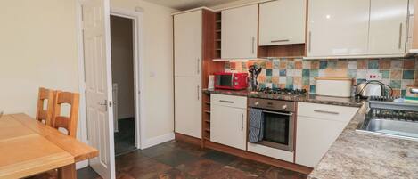 Cottage | Private kitchen | Fridge, dishwasher, cookware/dishes/utensils