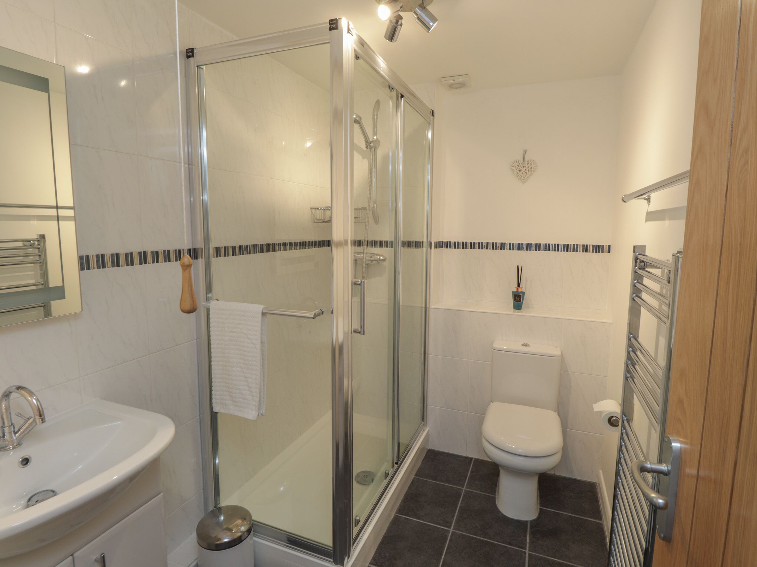 Cottage | Bathroom | Shower, hair dryer