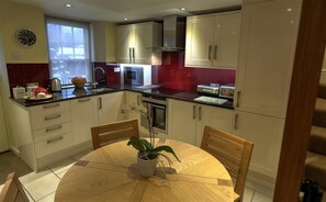 Cottage | Private kitchen | Fridge, dishwasher, cookware/dishes/utensils - Townfoot Cottage (Ambleside)