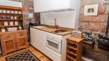 Refrigerador, tetera/pava eléctrica, tostadora, utensilios de cocina