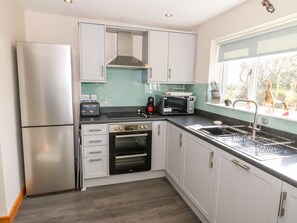 Cottage | Private kitchen | Fridge, dishwasher, electric kettle, toaster - Min-y-rhos (Pwllheli)
