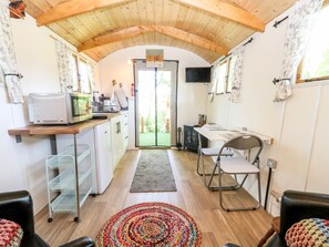 Cottage | Private kitchen | Fridge, electric kettle, toaster, cookware/dishes/utensils - Hugatree (King's Lynn)