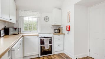 Cottage | Private kitchen | Fridge, dishwasher, toaster, cookware/dishes/utensils