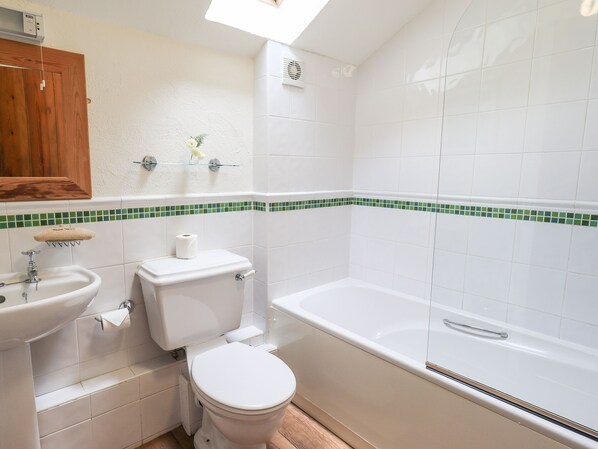 Un baño con inodoro, lavamanos y bañera.