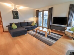 Cottage | Living area | Fireplace, DVD player