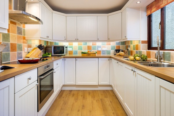 Cottage | Private kitchen | Fridge, microwave, dishwasher, cookware/dishes/utensils