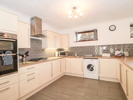 Refrigerador, tetera/pava eléctrica, tostadora, utensilios de cocina