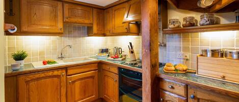 Cottage | Dapur pribadi | Lemari es dan peralatan masak/sendok-piring