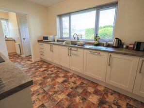 Cottage | Private kitchen | Fridge, dishwasher, cookware/dishes/utensils