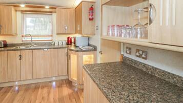 Cottage | Private kitchen | Fridge, dishwasher, electric kettle, toaster