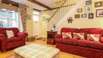 Cottage | Living area | Fireplace, video-game console, DVD player
