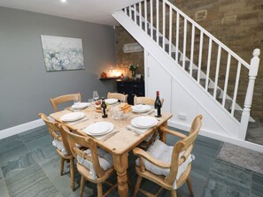 Cottage | Private kitchen | Fridge, dishwasher, electric kettle, toaster - The Coach House (Bradford)