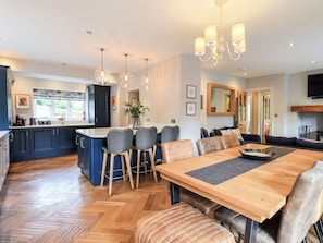 Cottage | Dining