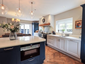 Cottage | Private kitchen | Dishwasher, cookware/dishes/utensils