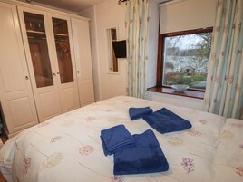 Cottage | 2 bedrooms, individually decorated, individually furnished, free WiFi