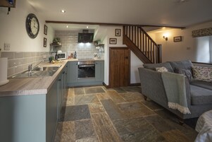 Refrigerador, tetera/pava eléctrica, tostadora, utensilios de cocina