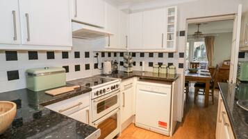 Cottage | Private kitchen | Fridge, dishwasher, cookware/dishes/utensils