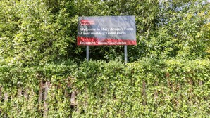 Señal de bienvenida a la granja Mary Arden, una explotación agrícola Tudor activa.