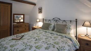 2 kamar tidur dan didekorasi berbeda-beda