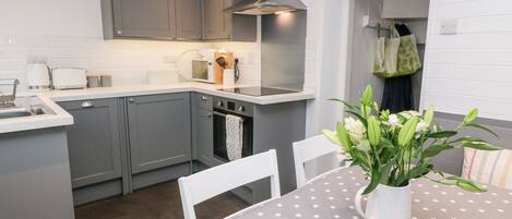 Cottage | Private kitchen | Fridge, dishwasher, toaster, cookware/dishes/utensils