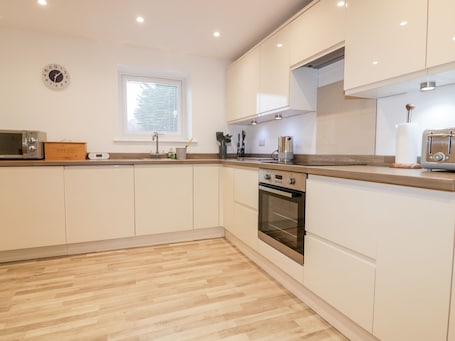 Cottage | Private kitchen | Fridge, dishwasher, electric kettle, toaster
