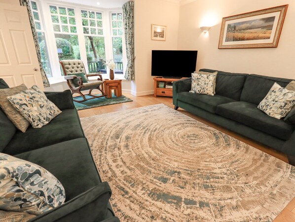 كوخ | منطقة المعيشة | وحدة تحكم لألعاب الفيديو، مشغل دي في دي