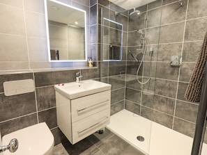 Cottage | Bathroom | Shower
