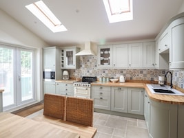 Cottage | Private kitchen | Fridge, microwave, dishwasher, electric kettle