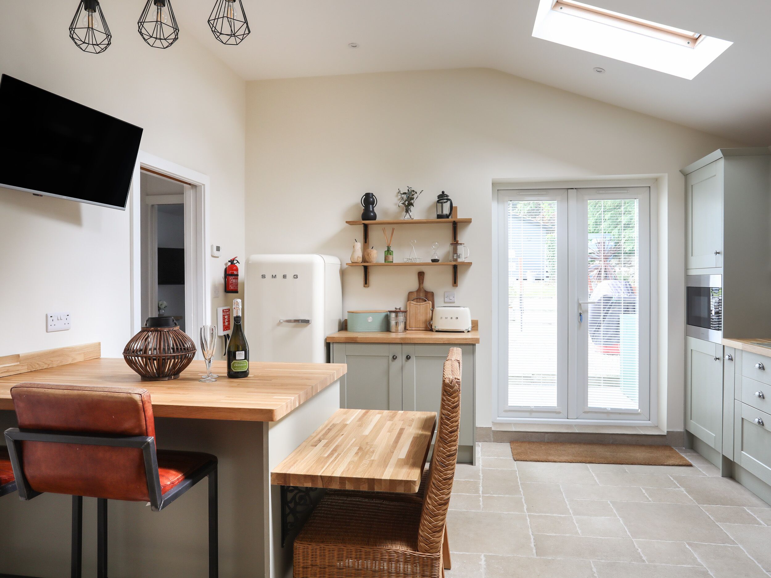 Cottage | Private kitchen | Fridge, dishwasher, electric kettle, toaster
