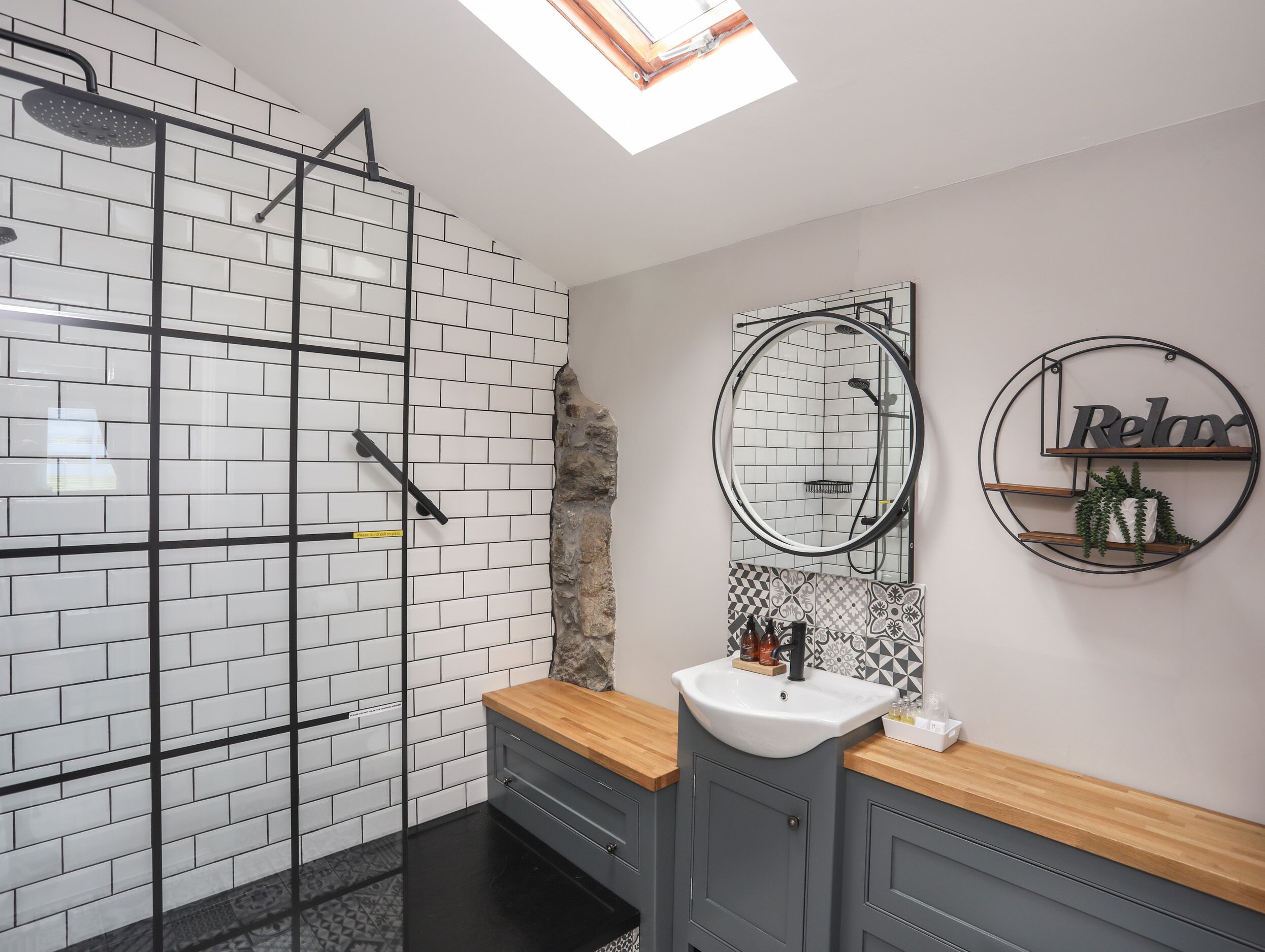 Cottage | Bathroom | Shower, hair dryer