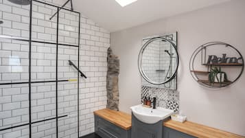 Cottage | Bathroom | Shower, hair dryer