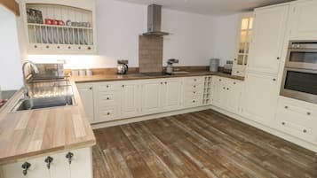 Cottage | Privékeuken | Een koelkast, een vaatwasser, kookgerei, borden en bestek