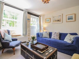 Cottage | Living area | Fireplace
